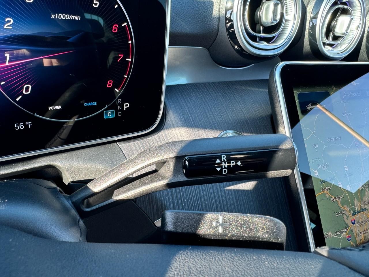 Mercedes-Benz C-Class Vehicle Full-screen Gallery Image 34