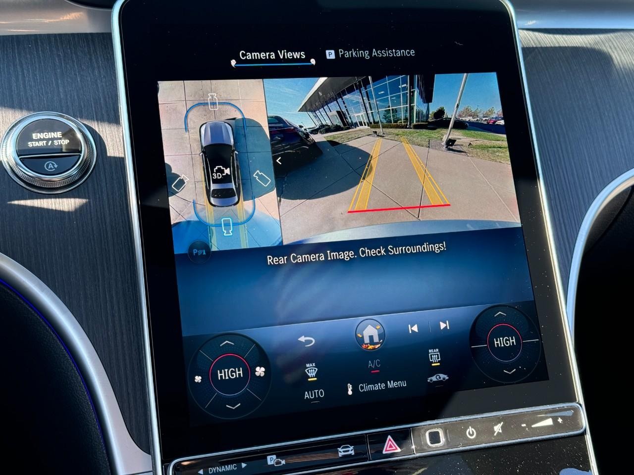 Mercedes-Benz C-Class Vehicle Full-screen Gallery Image 35