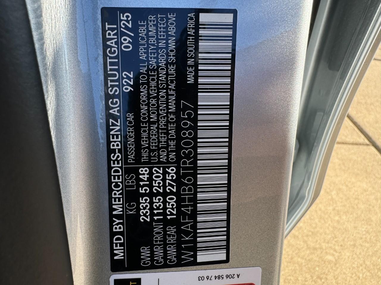 Mercedes-Benz C-Class Vehicle Full-screen Gallery Image 36