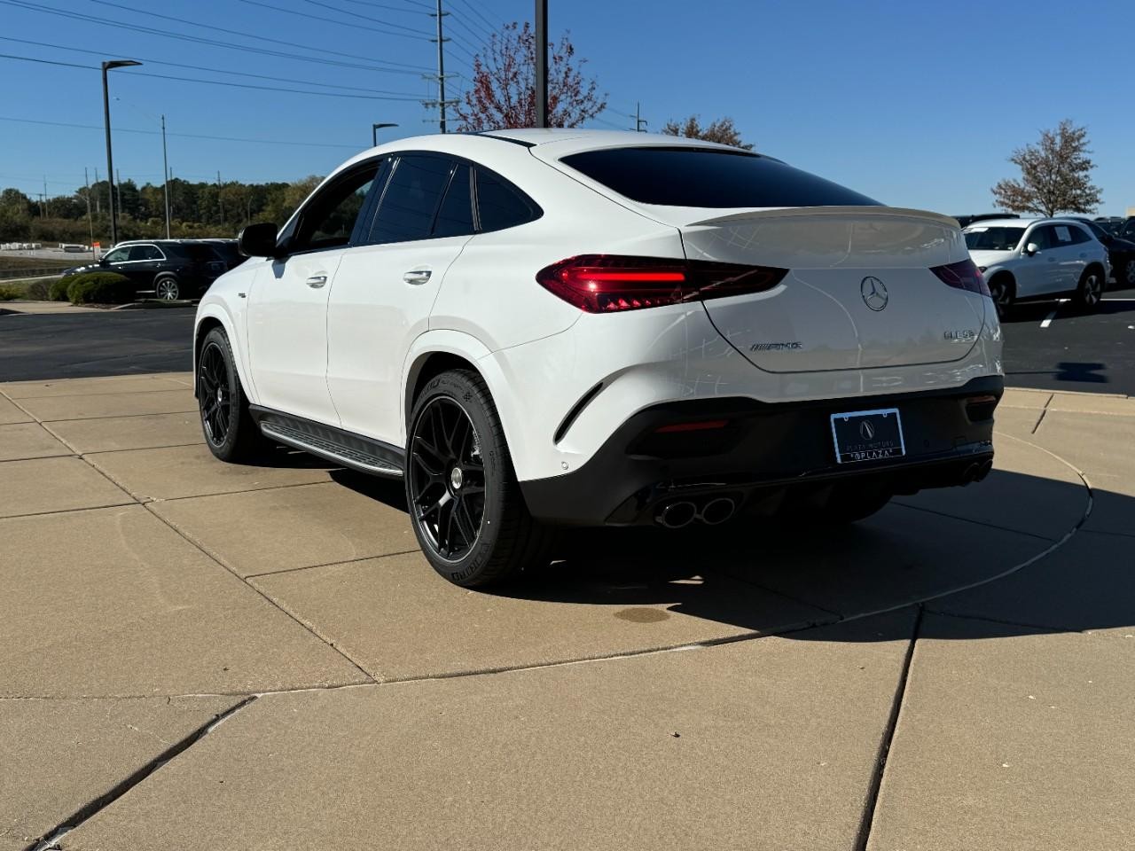 Mercedes-Benz GLE Vehicle Full-screen Gallery Image 3