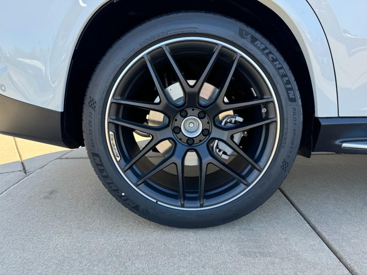 Mercedes-Benz GLE Vehicle Full-screen Gallery Image 5