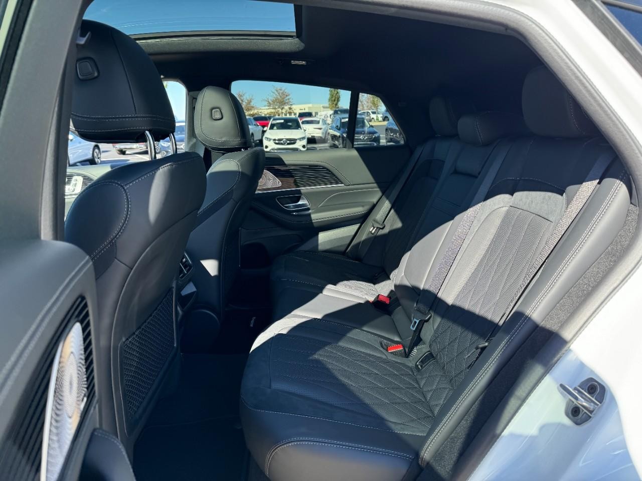 Mercedes-Benz GLE Vehicle Full-screen Gallery Image 8