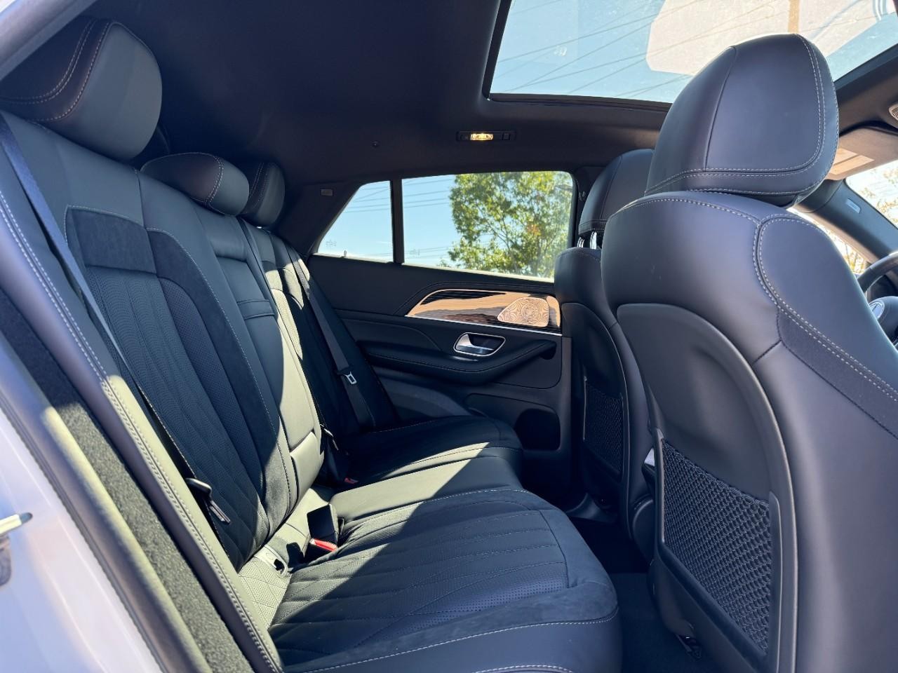 Mercedes-Benz GLE Vehicle Full-screen Gallery Image 10