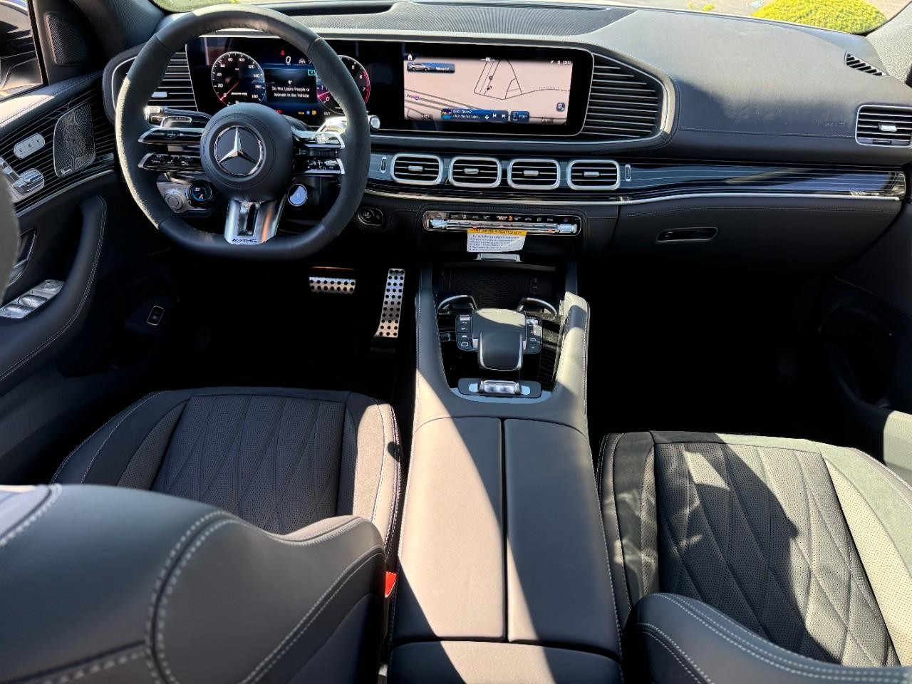 Mercedes-Benz GLE Vehicle Full-screen Gallery Image 12