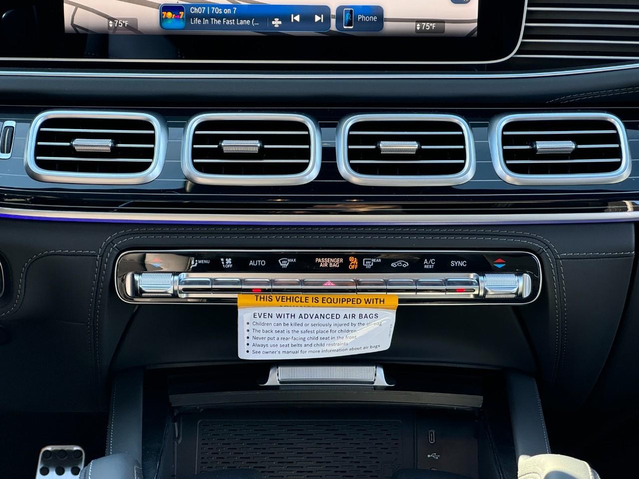 Mercedes-Benz GLE Vehicle Full-screen Gallery Image 15