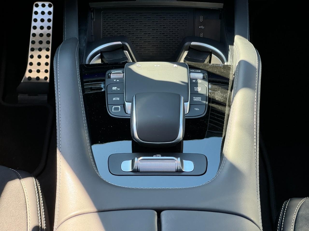 Mercedes-Benz GLE Vehicle Full-screen Gallery Image 16