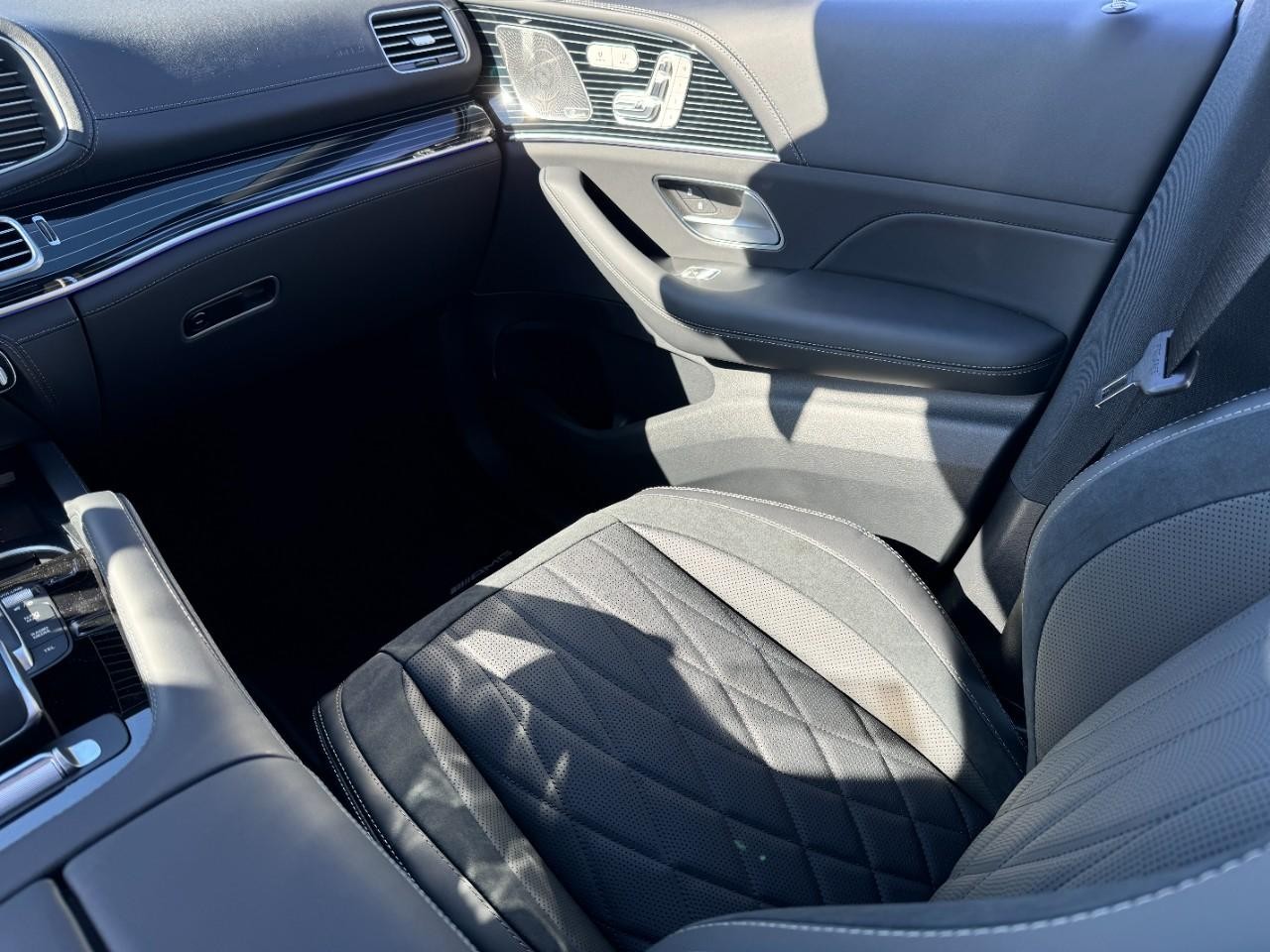 Mercedes-Benz GLE Vehicle Full-screen Gallery Image 17