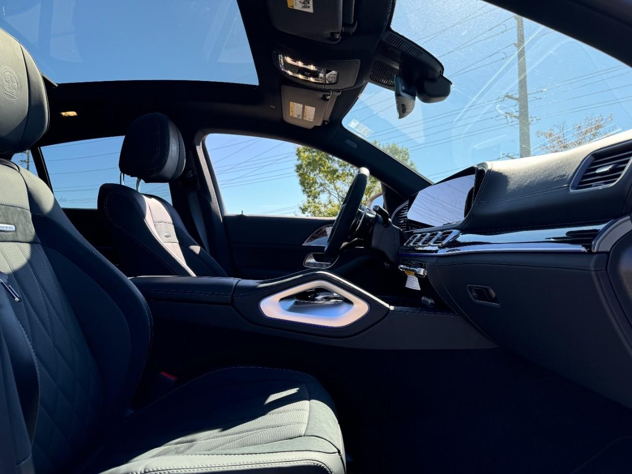 Mercedes-Benz GLE Vehicle Full-screen Gallery Image 18