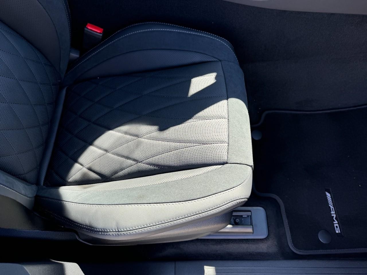 Mercedes-Benz GLE Vehicle Full-screen Gallery Image 19