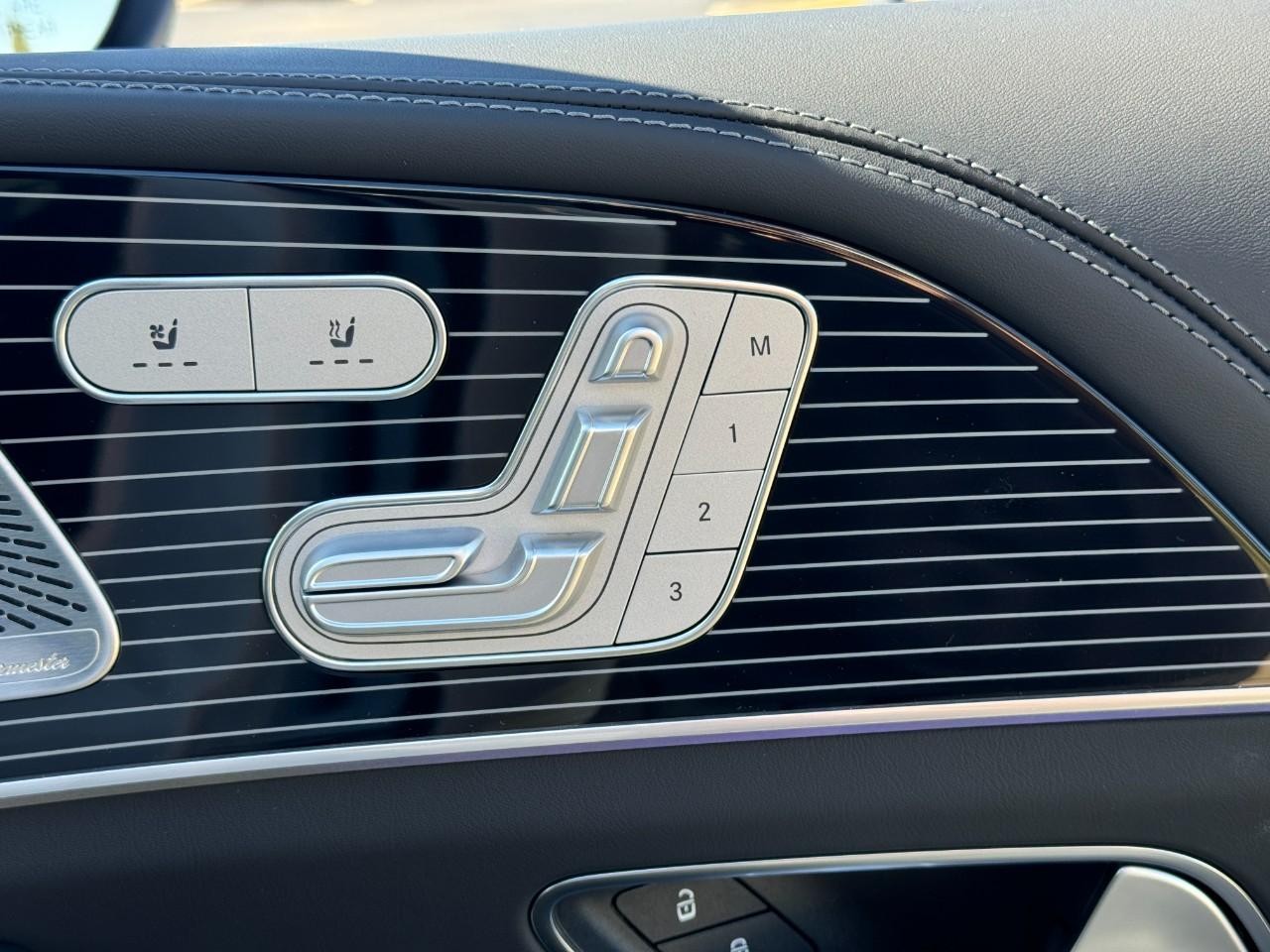 Mercedes-Benz GLE Vehicle Full-screen Gallery Image 20