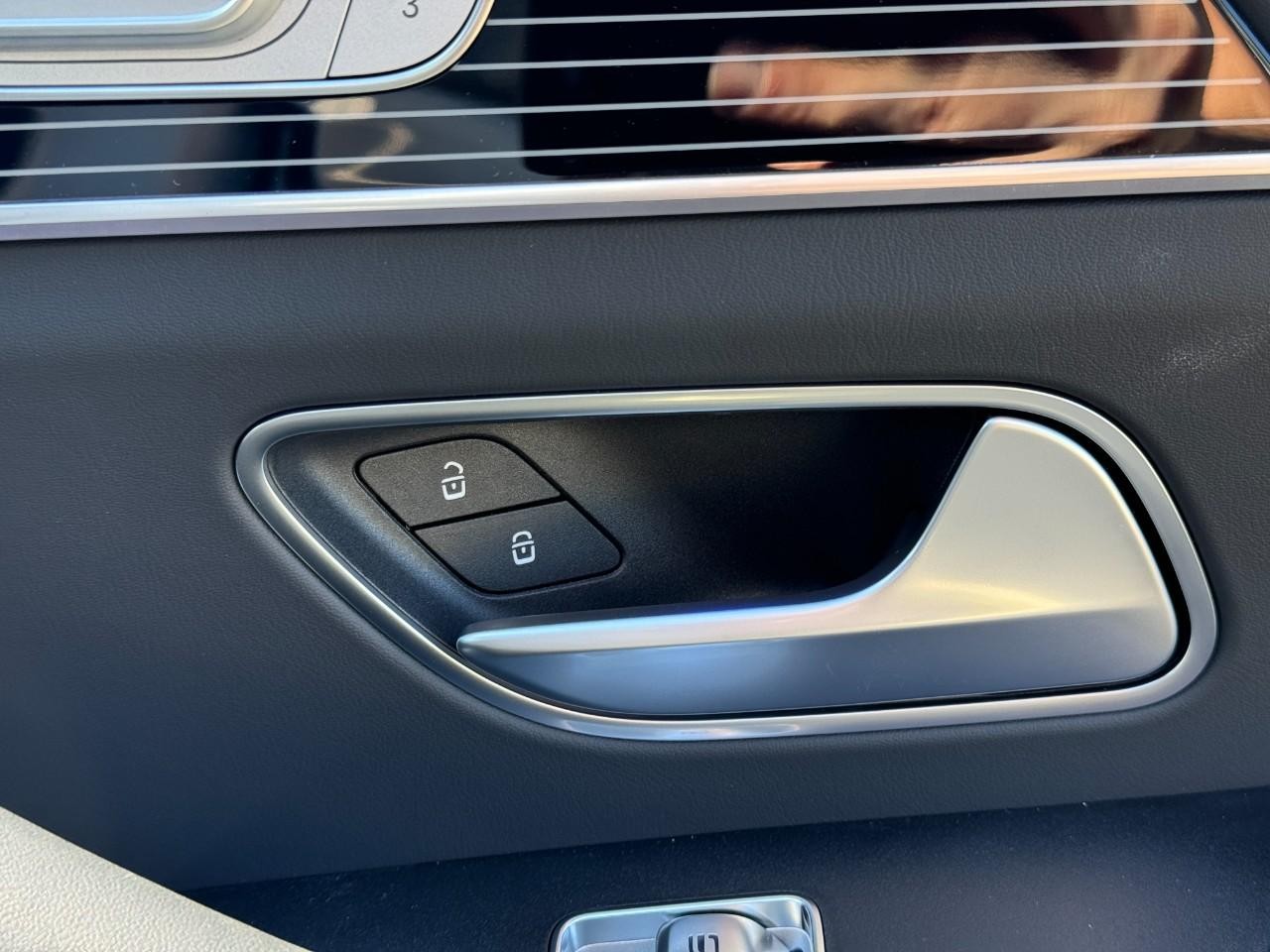 Mercedes-Benz GLE Vehicle Full-screen Gallery Image 21