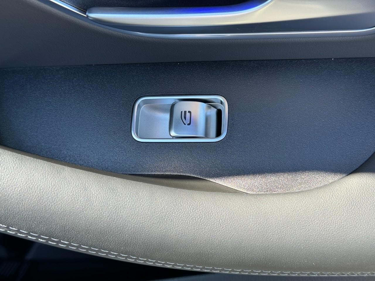 Mercedes-Benz GLE Vehicle Full-screen Gallery Image 22