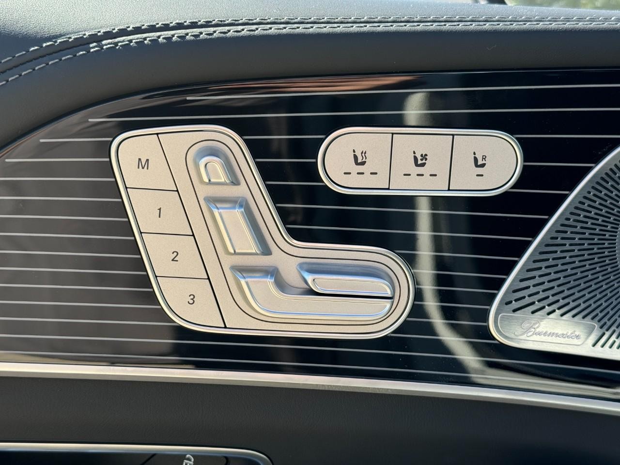 Mercedes-Benz GLE Vehicle Full-screen Gallery Image 24