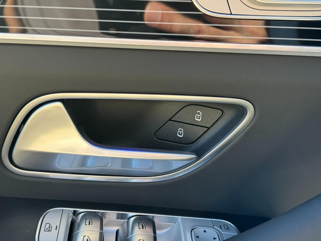 Mercedes-Benz GLE Vehicle Full-screen Gallery Image 25