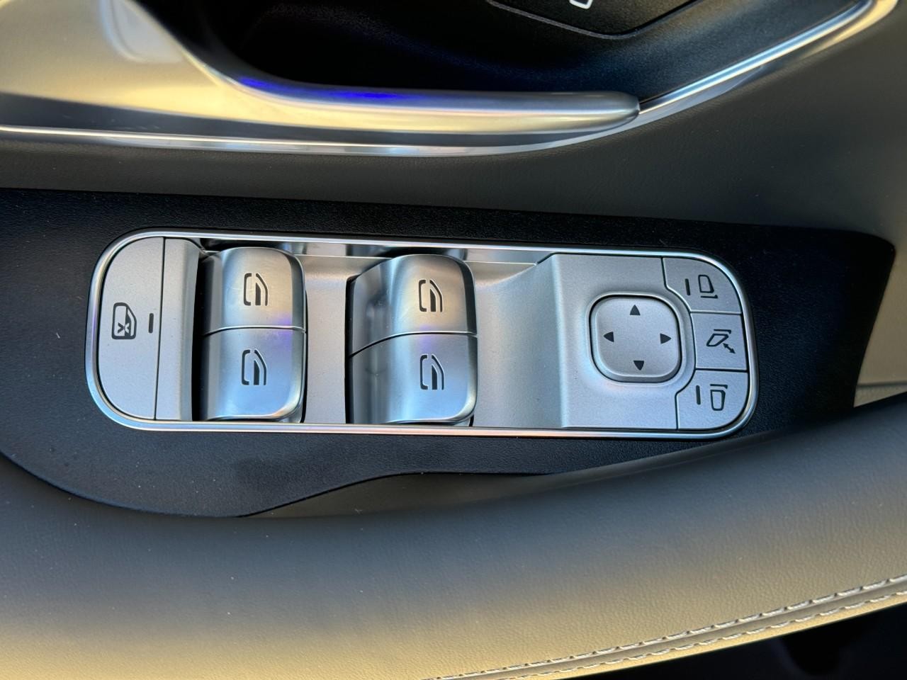 Mercedes-Benz GLE Vehicle Full-screen Gallery Image 26