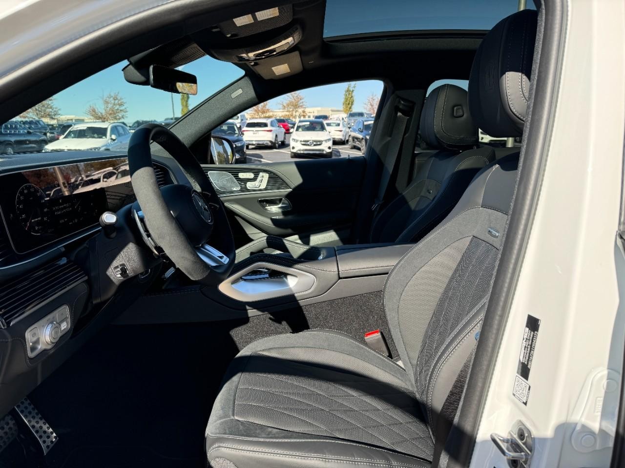 Mercedes-Benz GLE Vehicle Full-screen Gallery Image 28