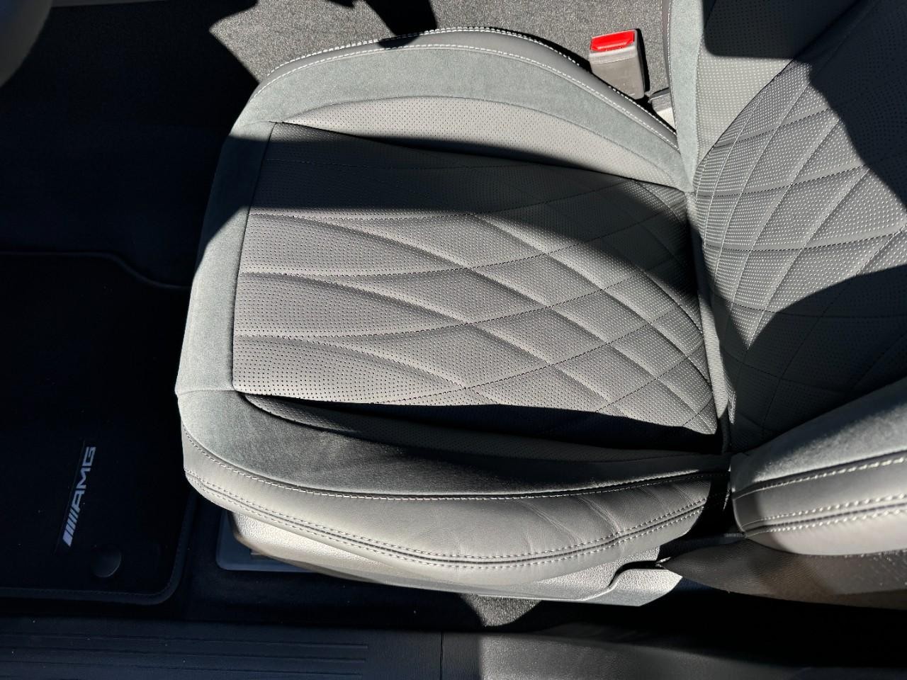 Mercedes-Benz GLE Vehicle Full-screen Gallery Image 29