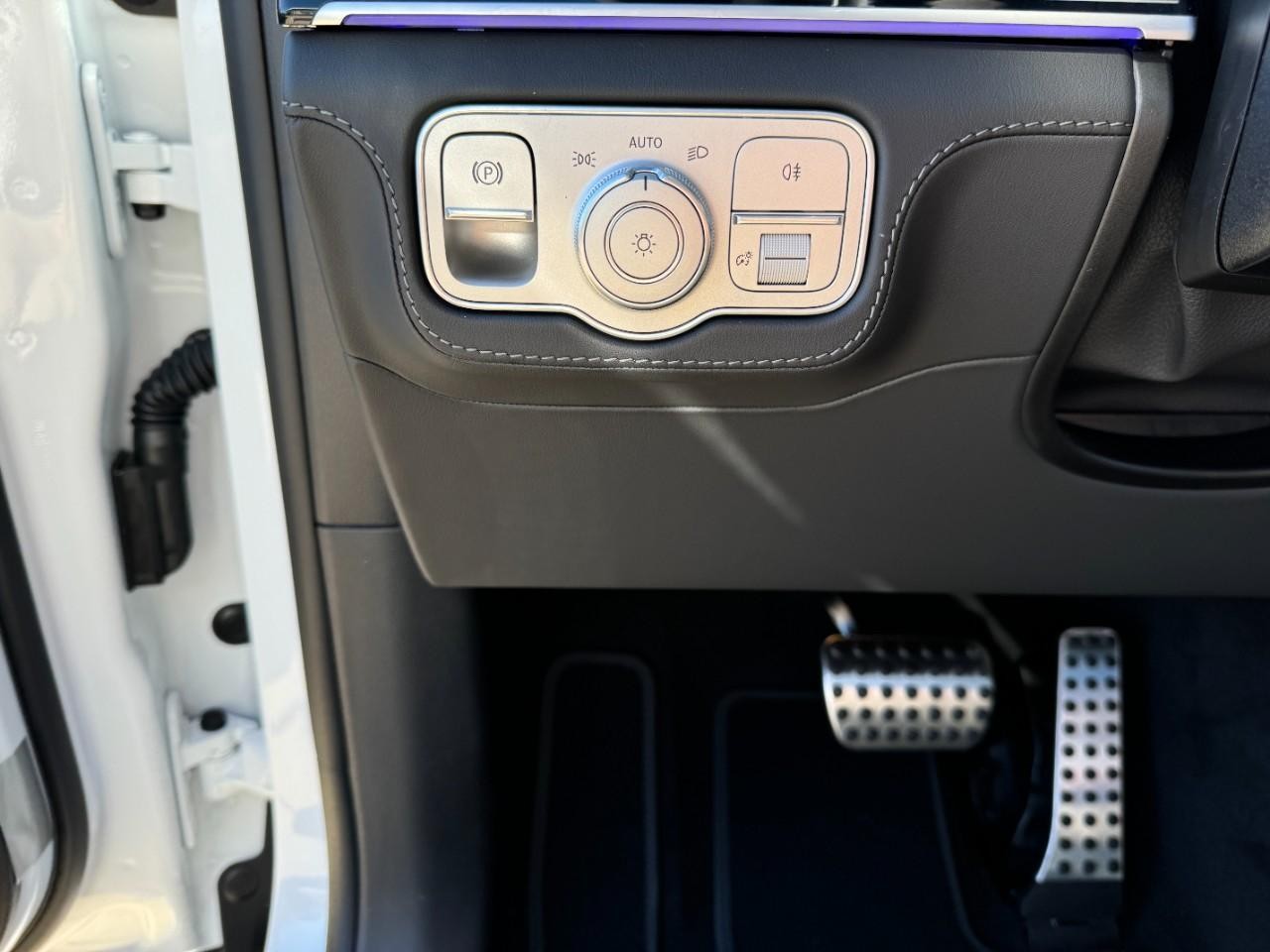 Mercedes-Benz GLE Vehicle Full-screen Gallery Image 30