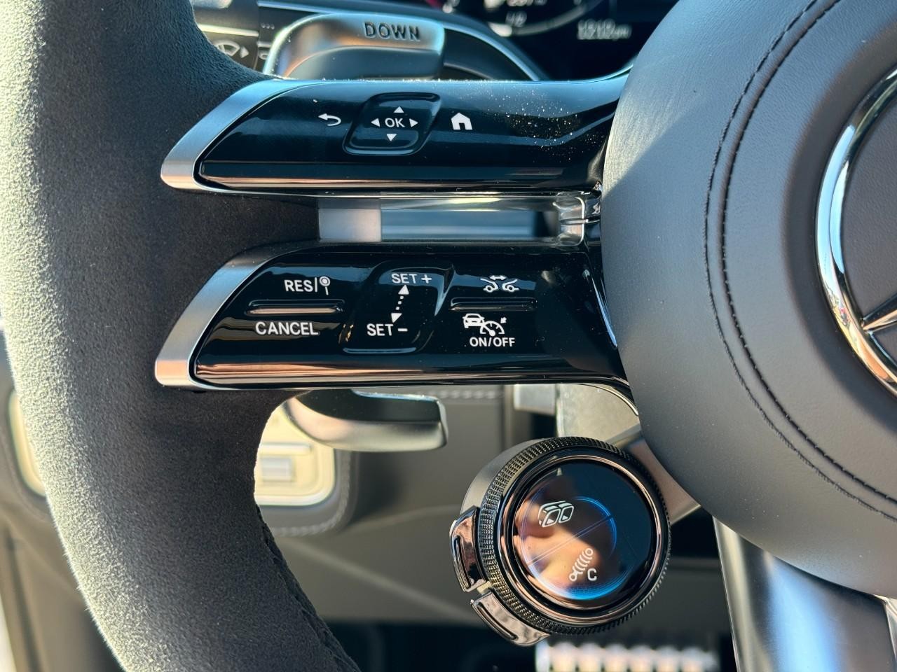 Mercedes-Benz GLE Vehicle Full-screen Gallery Image 31