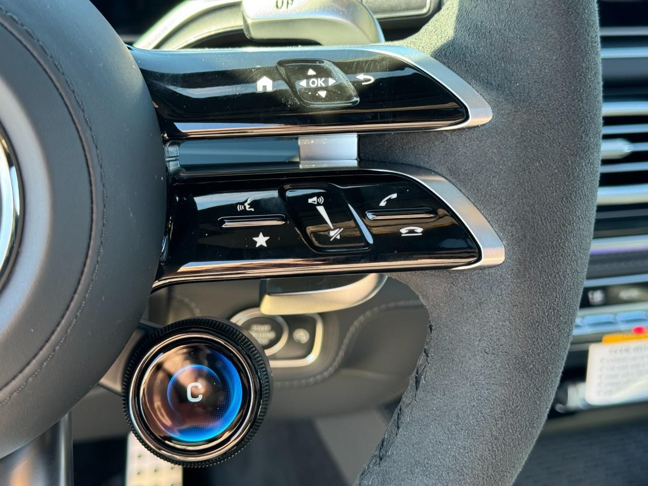 Mercedes-Benz GLE Vehicle Full-screen Gallery Image 32