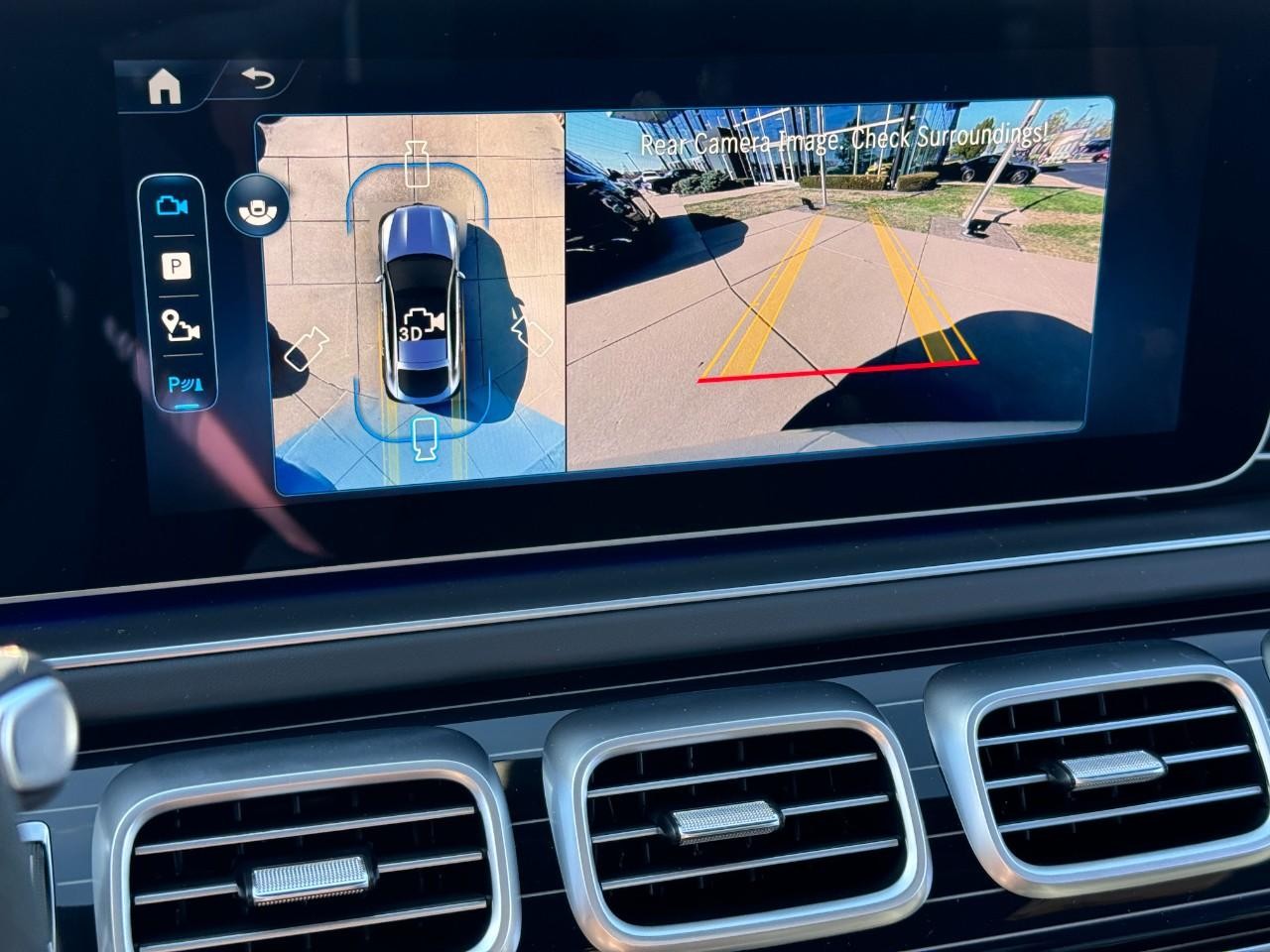 Mercedes-Benz GLE Vehicle Full-screen Gallery Image 35