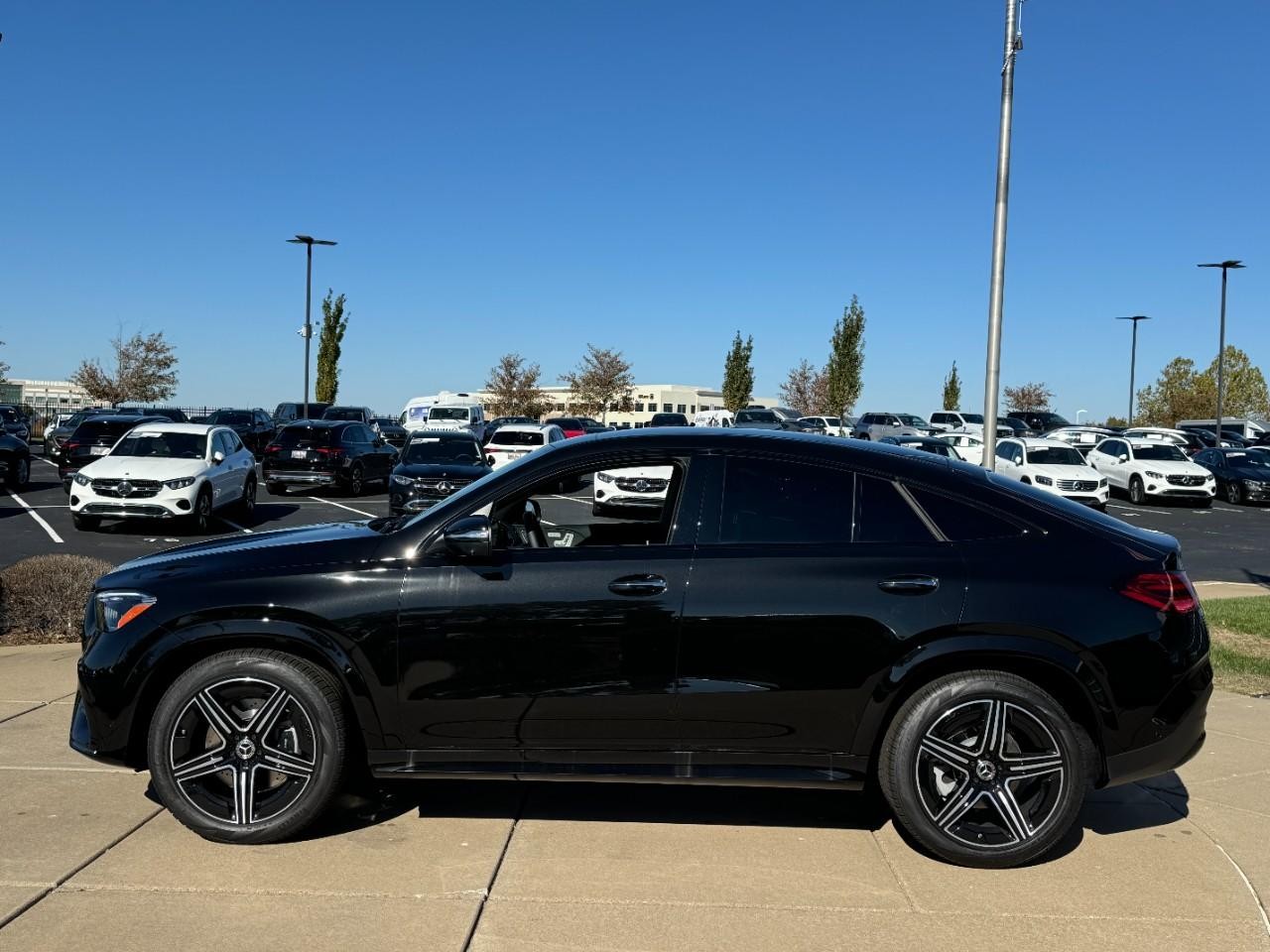 Mercedes-Benz GLE Vehicle Full-screen Gallery Image 2