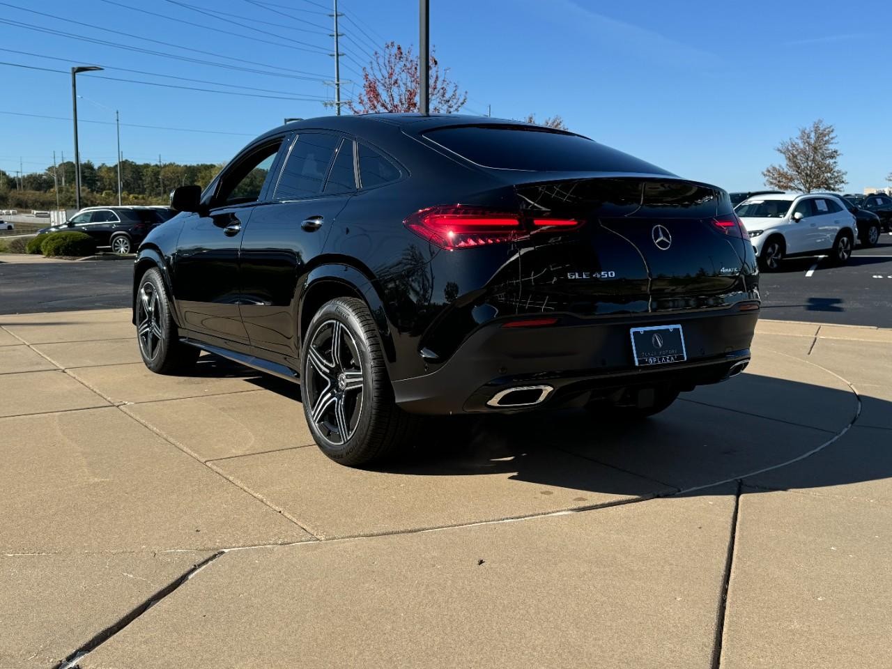 Mercedes-Benz GLE Vehicle Full-screen Gallery Image 3