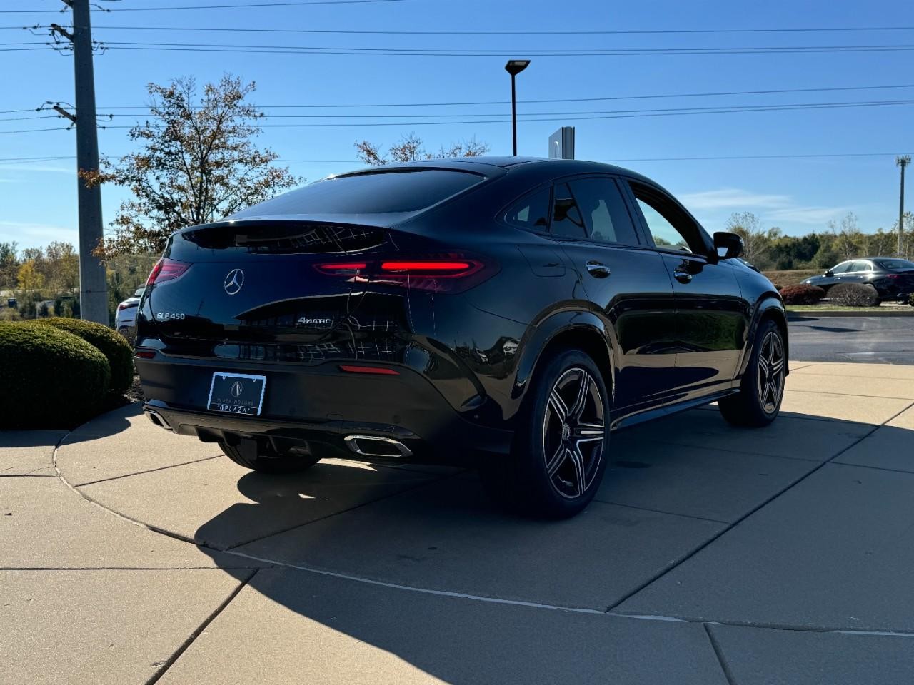 Mercedes-Benz GLE Vehicle Full-screen Gallery Image 4