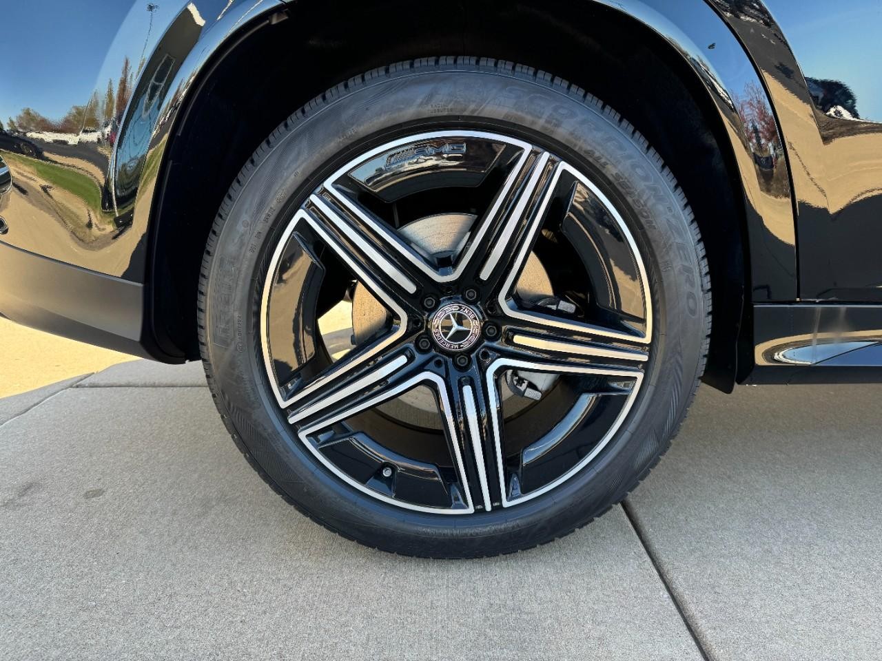 Mercedes-Benz GLE Vehicle Full-screen Gallery Image 5