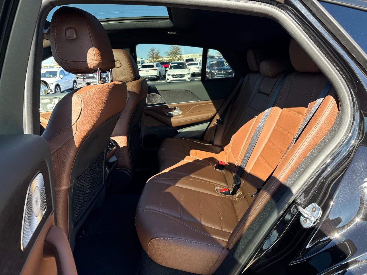 Mercedes-Benz GLE Vehicle Full-screen Gallery Image 8