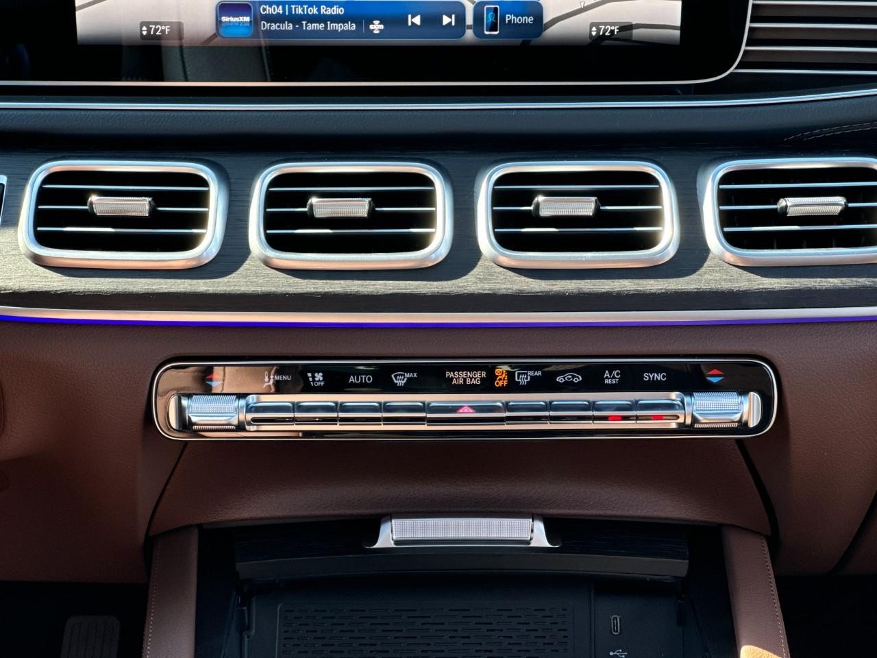 Mercedes-Benz GLE Vehicle Full-screen Gallery Image 15