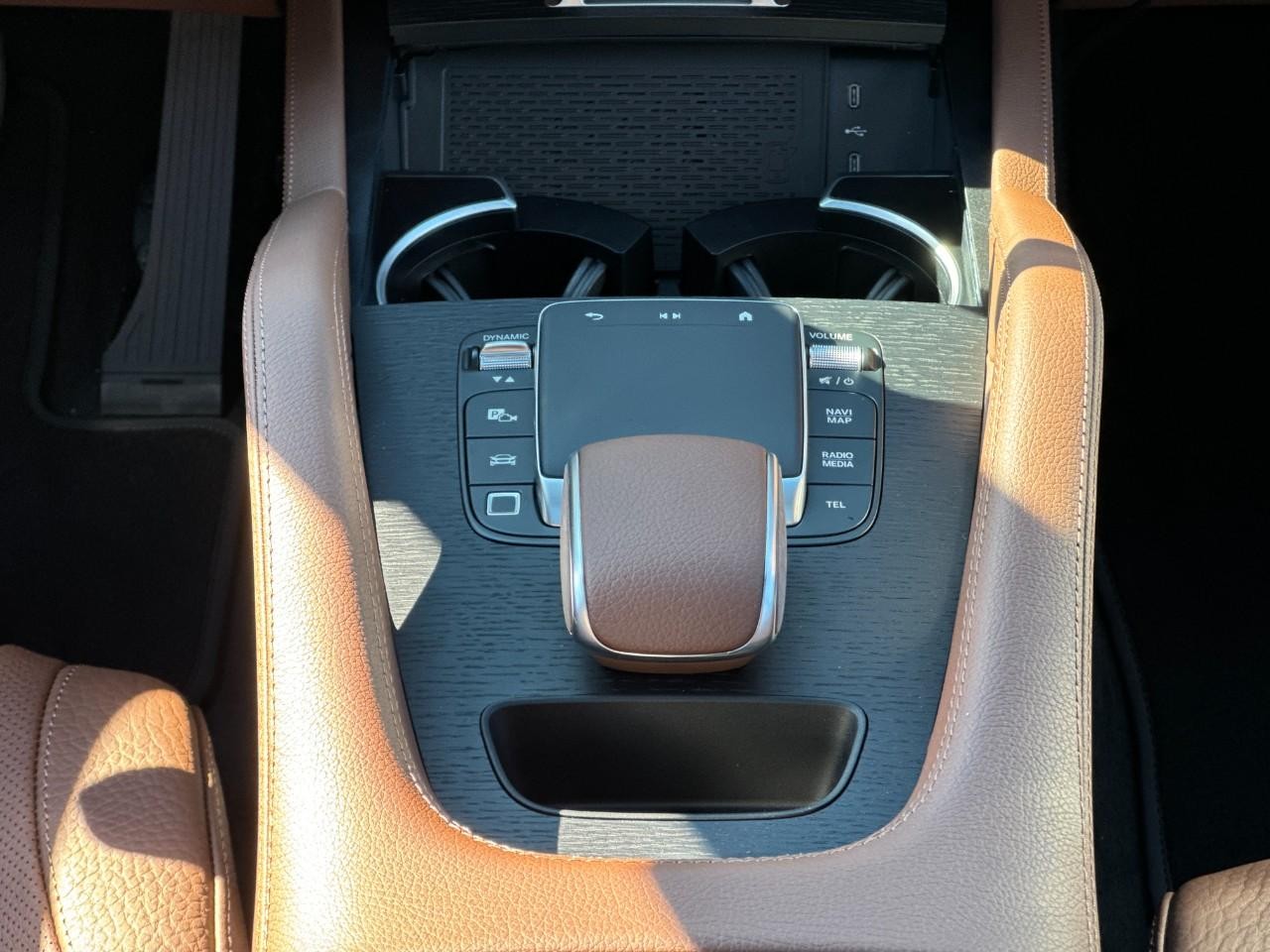 Mercedes-Benz GLE Vehicle Full-screen Gallery Image 16