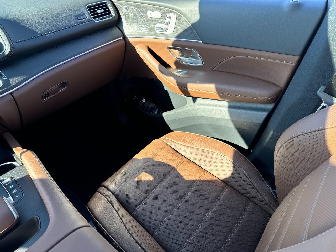 Mercedes-Benz GLE Vehicle Full-screen Gallery Image 17