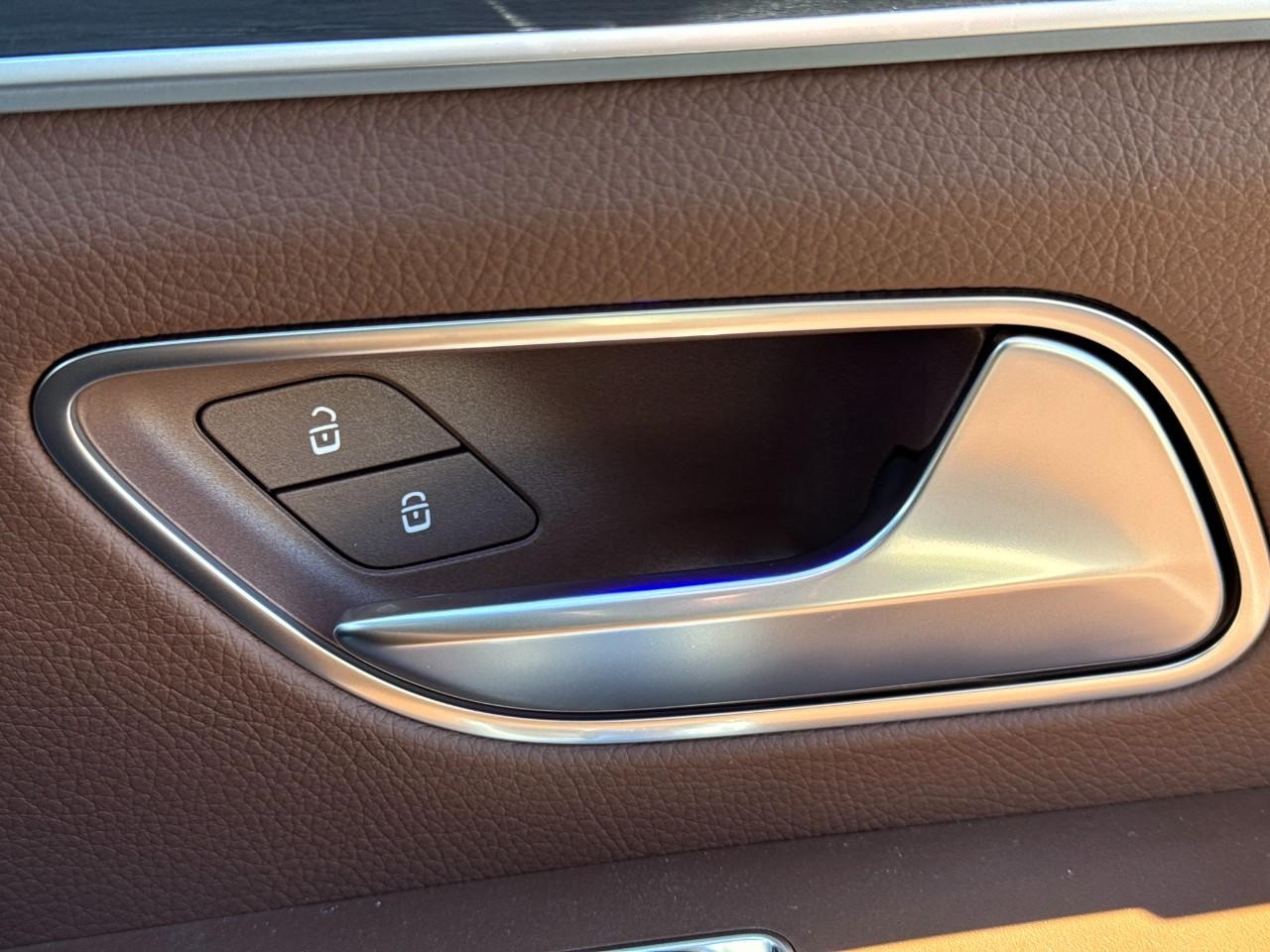 Mercedes-Benz GLE Vehicle Full-screen Gallery Image 22