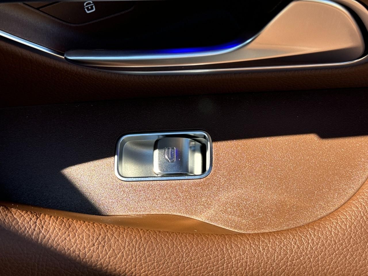 Mercedes-Benz GLE Vehicle Full-screen Gallery Image 23