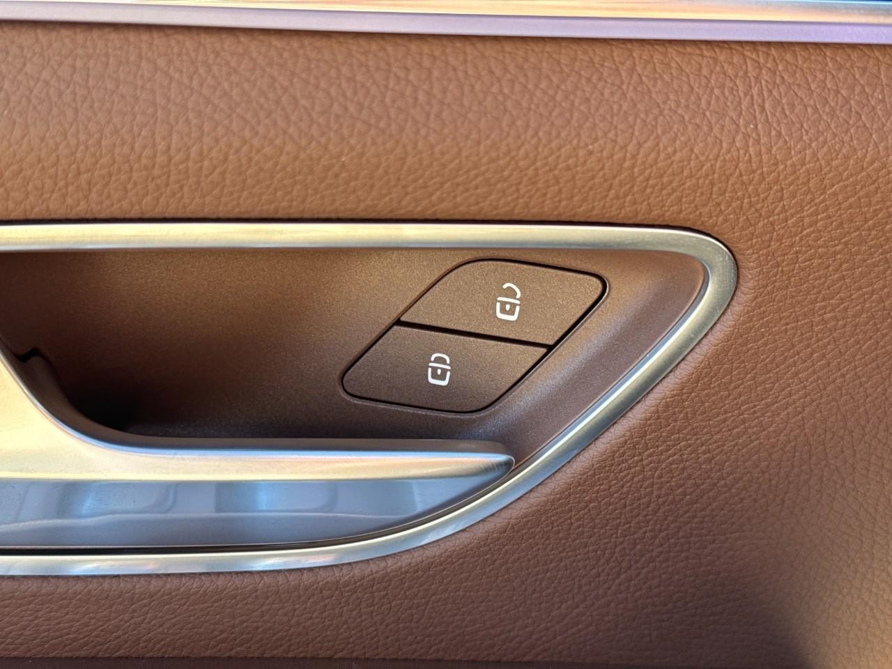 Mercedes-Benz GLE Vehicle Full-screen Gallery Image 26