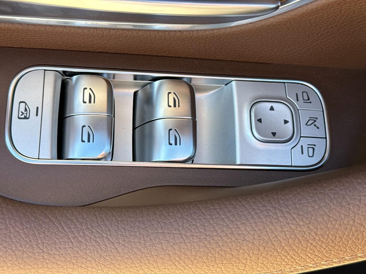 Mercedes-Benz GLE Vehicle Full-screen Gallery Image 27