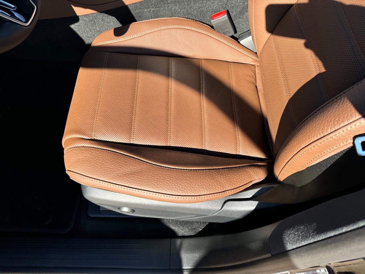 Mercedes-Benz GLE Vehicle Full-screen Gallery Image 30