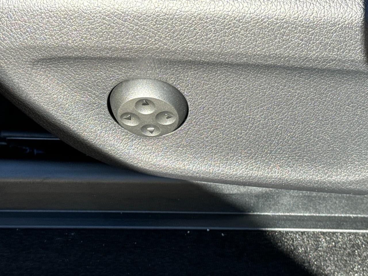 Mercedes-Benz GLE Vehicle Full-screen Gallery Image 31