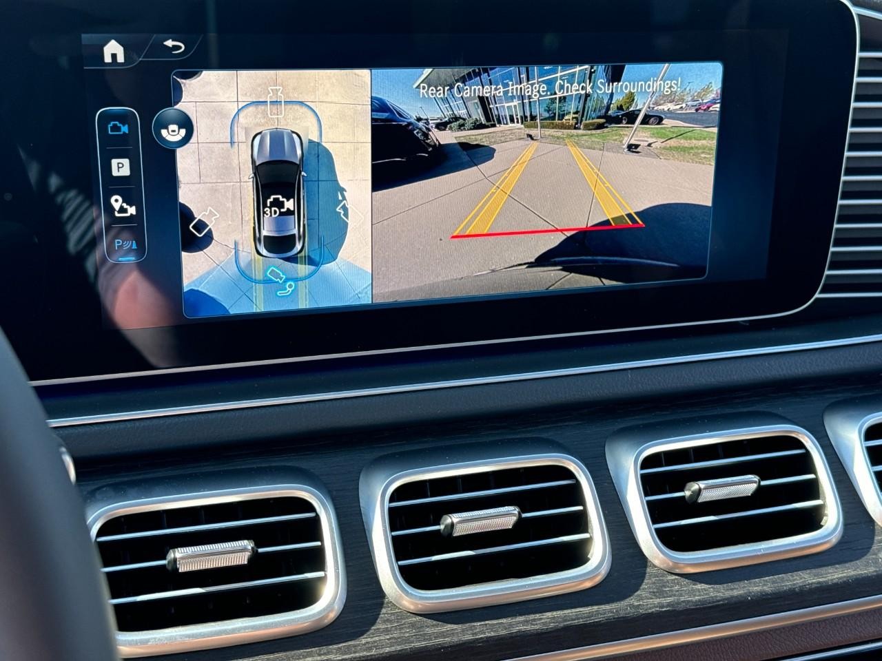 Mercedes-Benz GLE Vehicle Full-screen Gallery Image 37