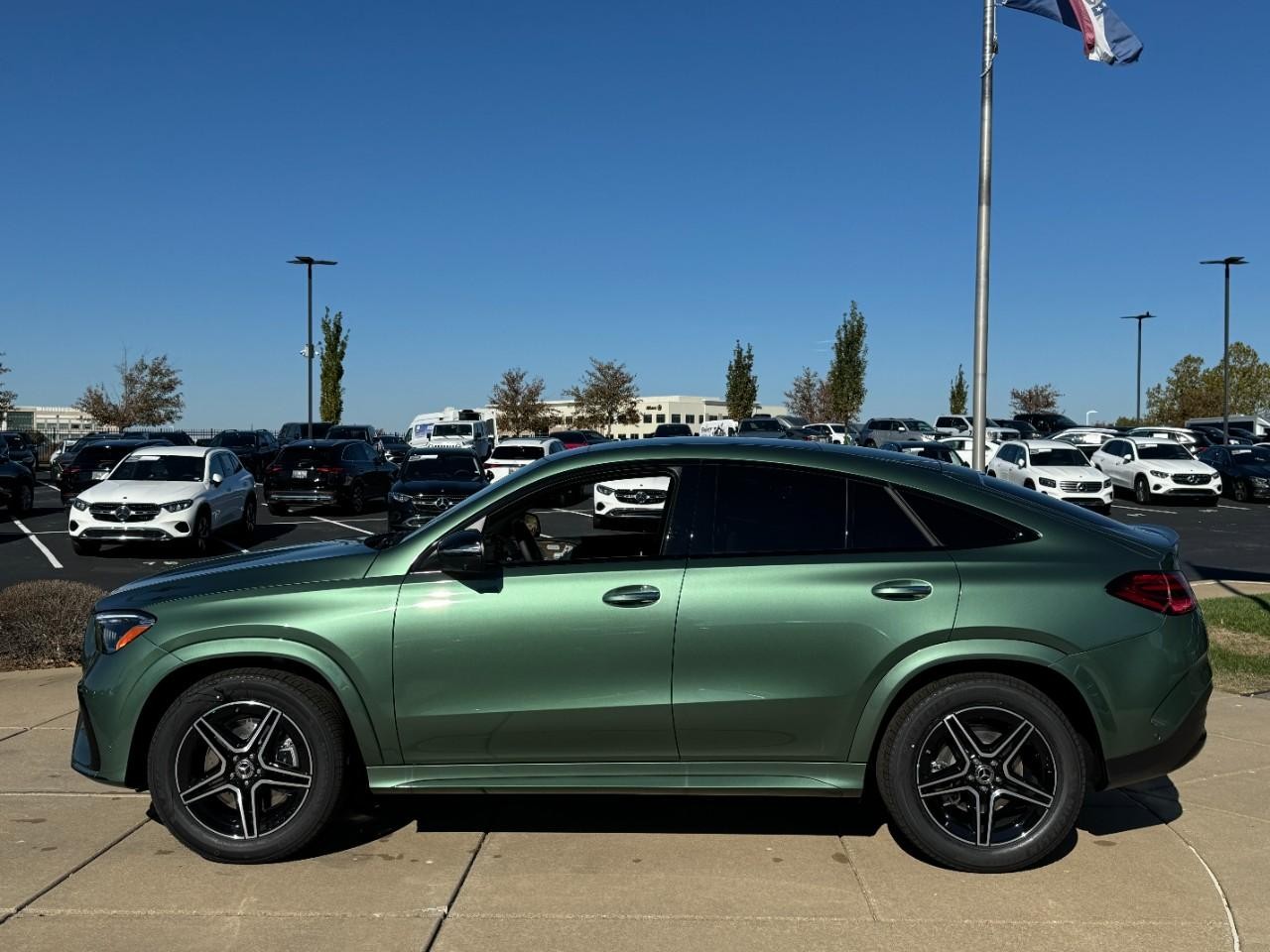 Mercedes-Benz GLE Vehicle Full-screen Gallery Image 2