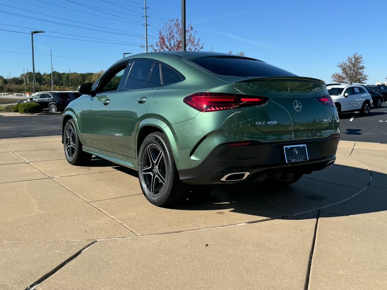 Mercedes-Benz GLE Vehicle Full-screen Gallery Image 3