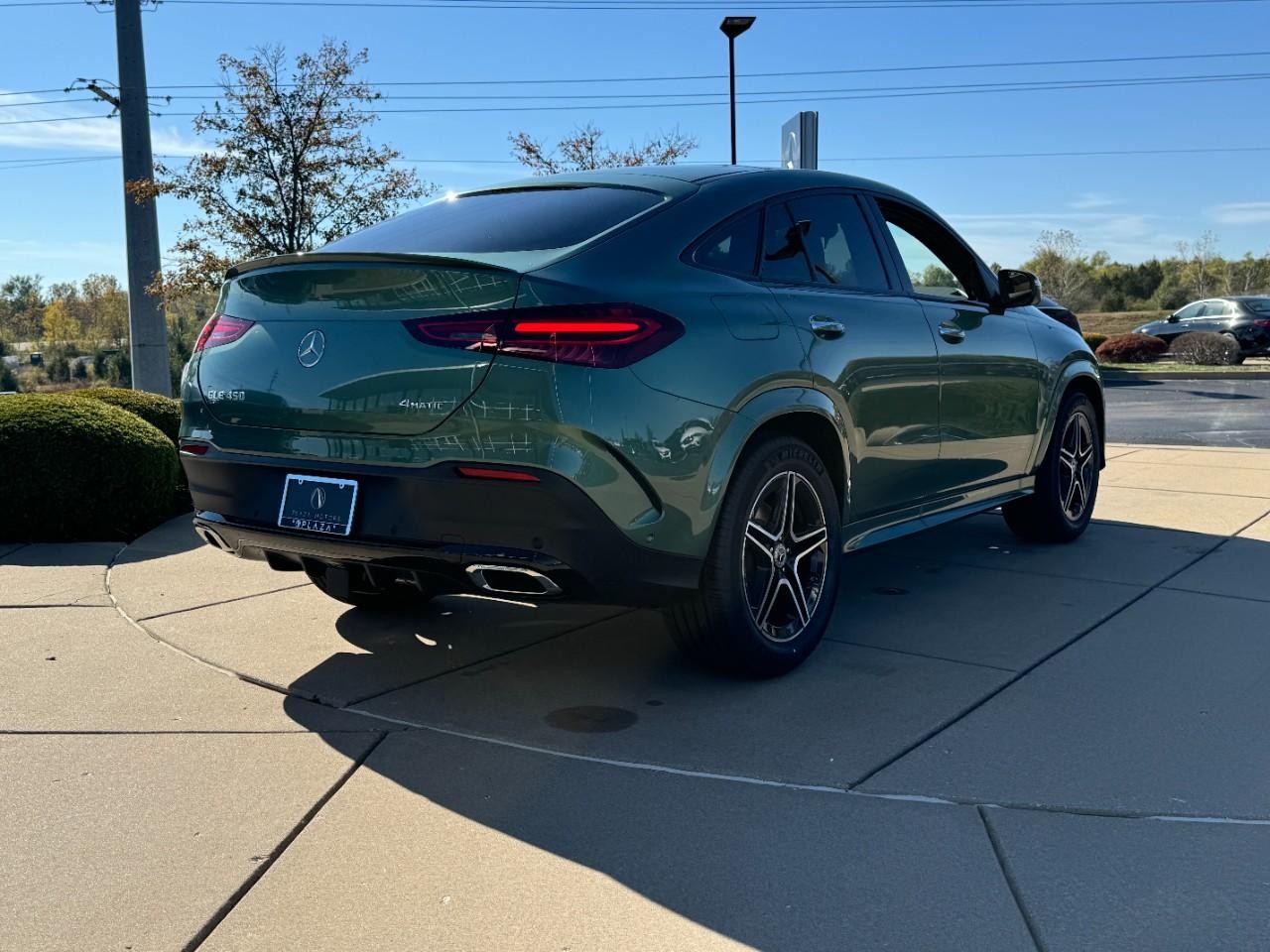 Mercedes-Benz GLE Vehicle Full-screen Gallery Image 4