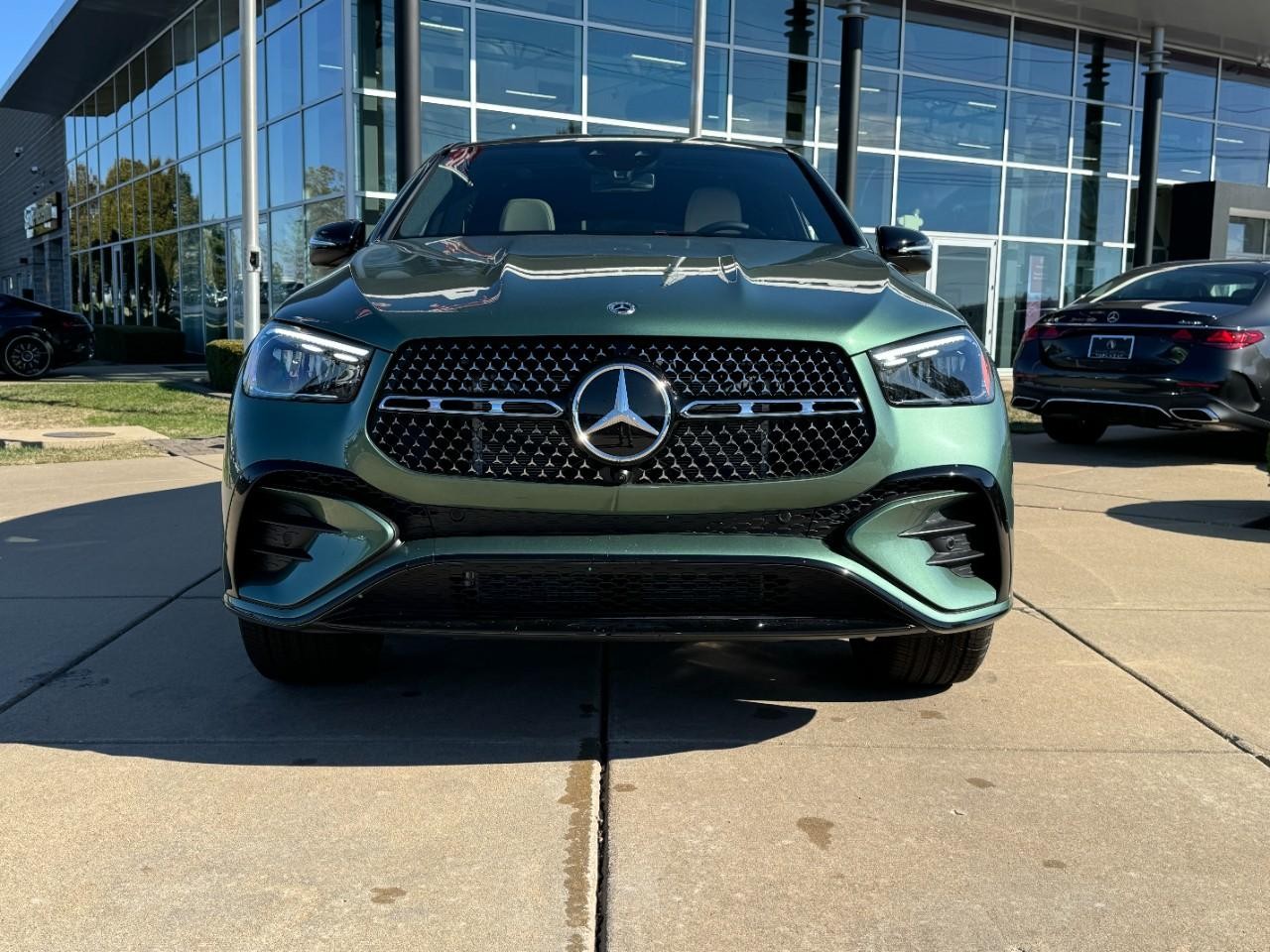 Mercedes-Benz GLE Vehicle Full-screen Gallery Image 7