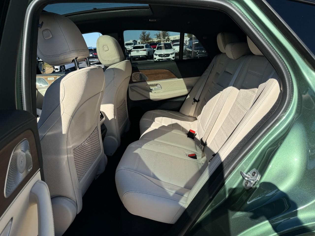 Mercedes-Benz GLE Vehicle Full-screen Gallery Image 8