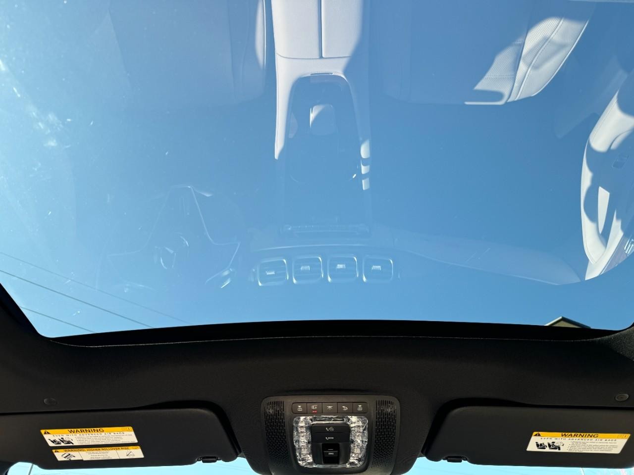 Mercedes-Benz GLE Vehicle Full-screen Gallery Image 11