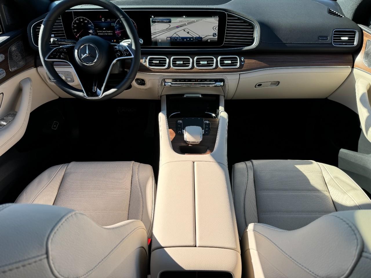 Mercedes-Benz GLE Vehicle Full-screen Gallery Image 12