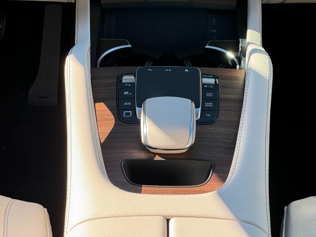 Mercedes-Benz GLE Vehicle Full-screen Gallery Image 16