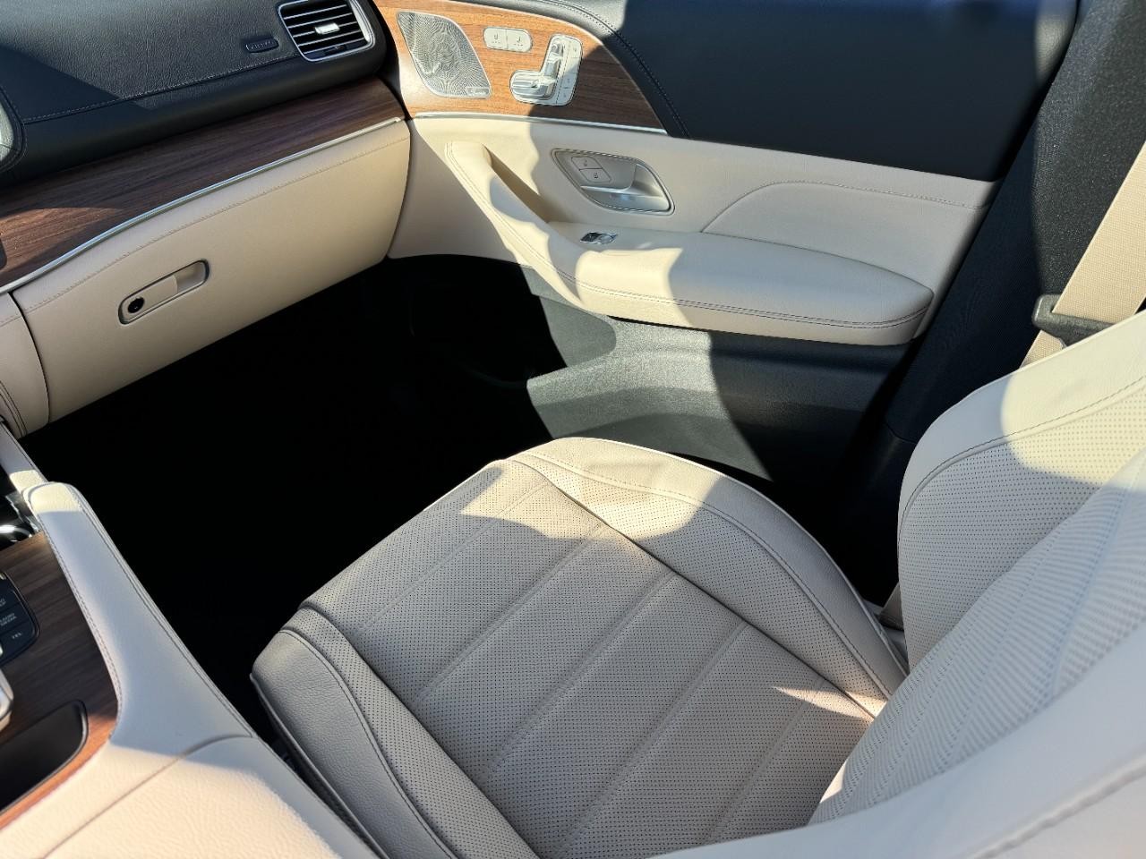 Mercedes-Benz GLE Vehicle Full-screen Gallery Image 17