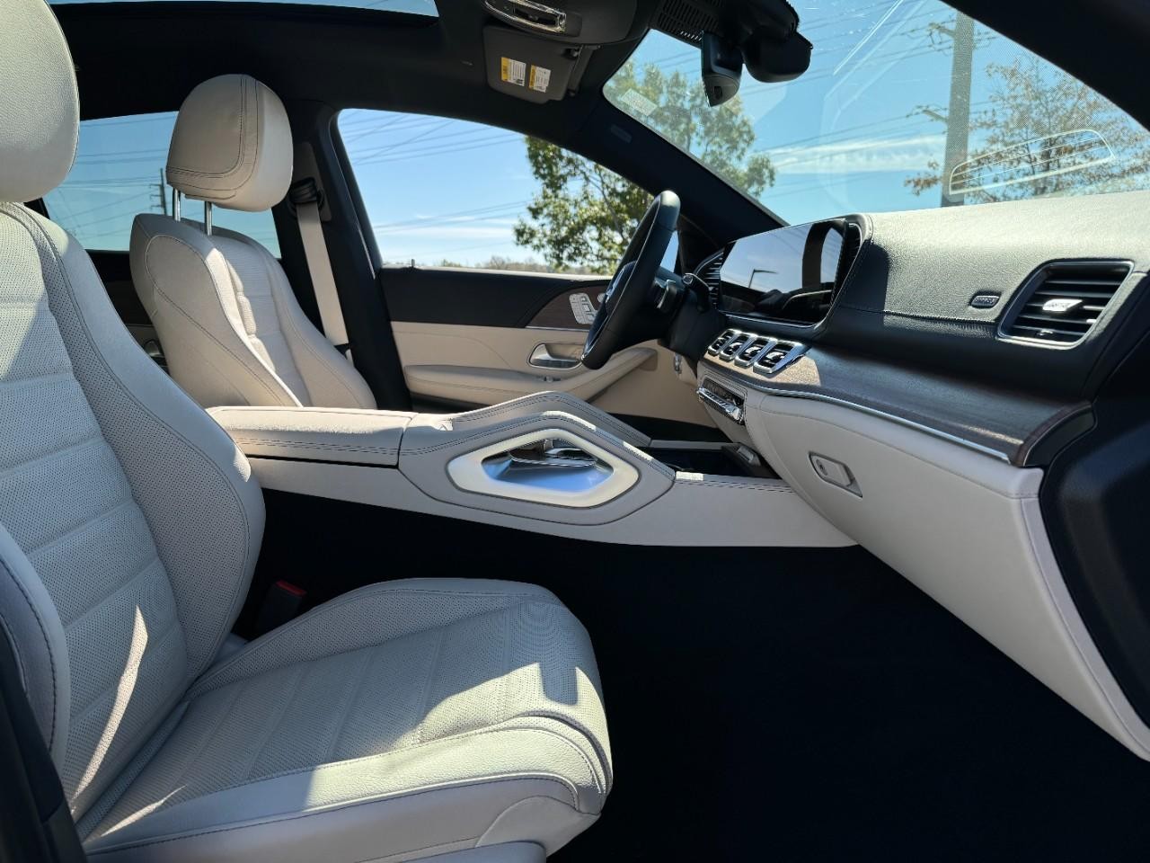 Mercedes-Benz GLE Vehicle Full-screen Gallery Image 18